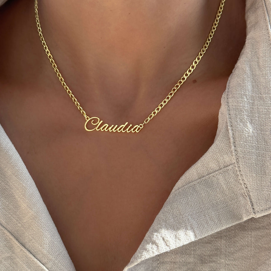 model wearing personalised name necklace in gold from prya