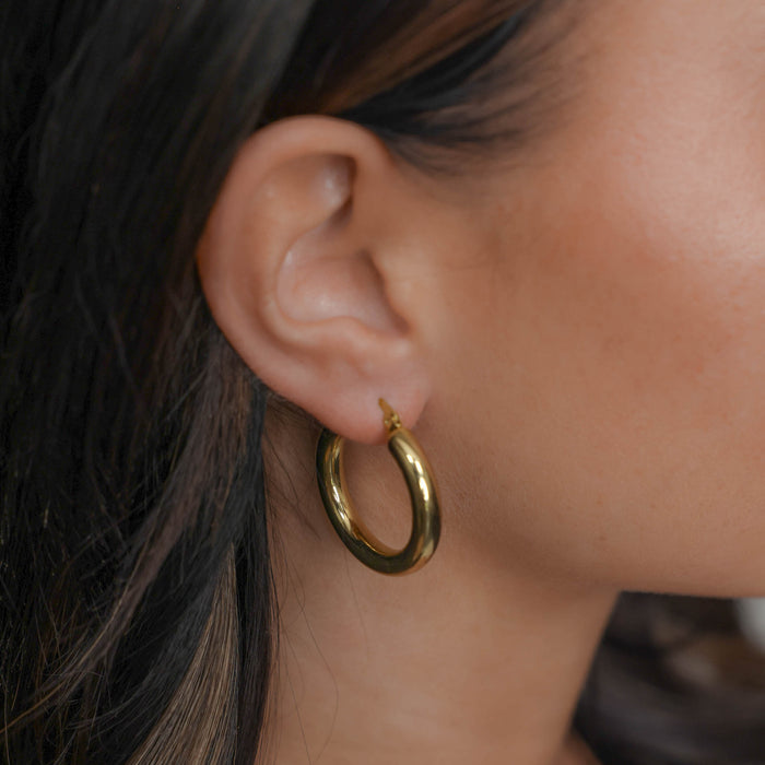 model wearing Gold hoop earrings from prya