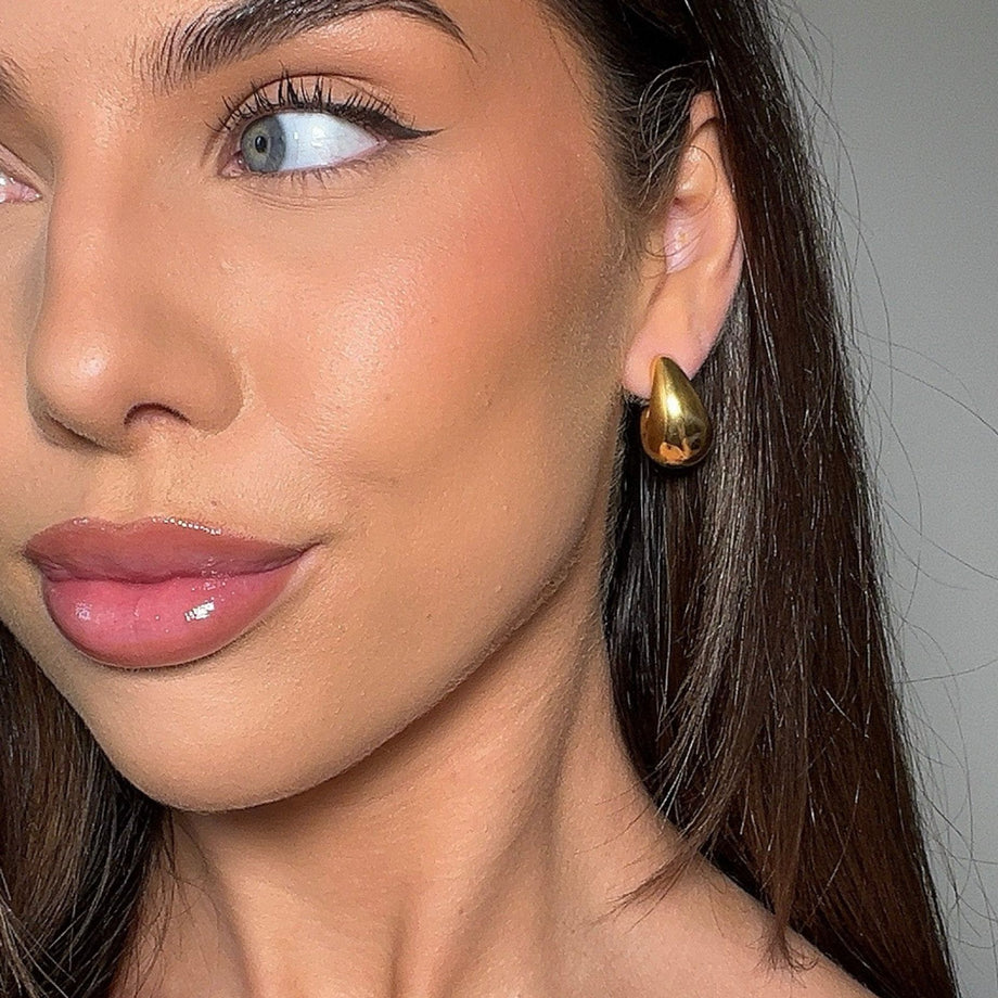 model wearing ella drop gold drop earrings from prya