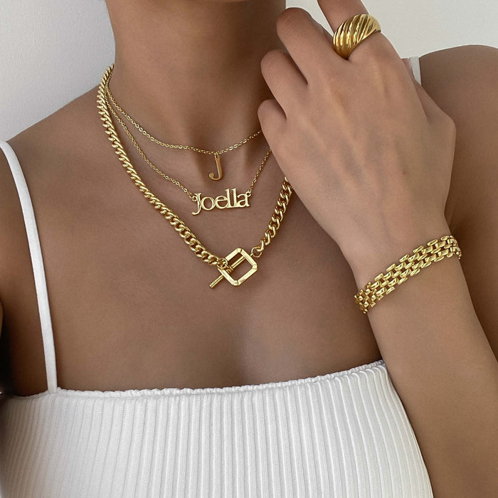 model wearing custom name necklace in gold from prya