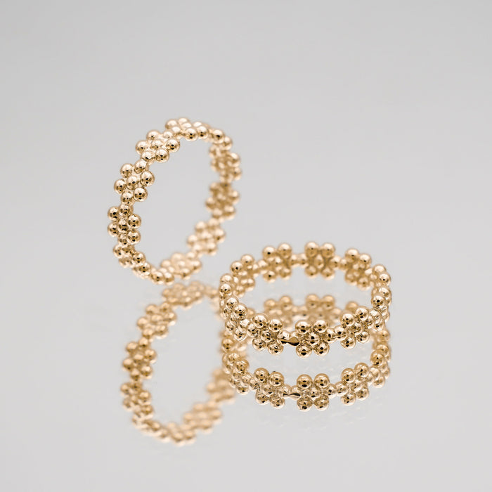 Gold daisy rings