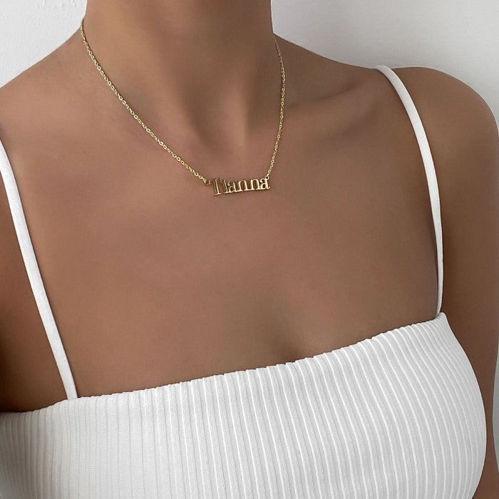 model wearing personalised name necklace in gold from prya