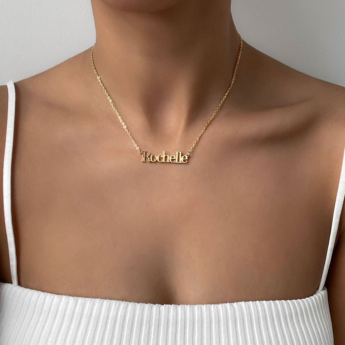 model wearing personalised name necklace in gold from prya