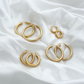 What is the difference between small hoop earrings and Huggie earrings?