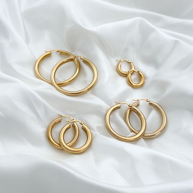 What is the difference between small hoop earrings and Huggie earrings?