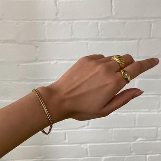 How to style women's signet rings