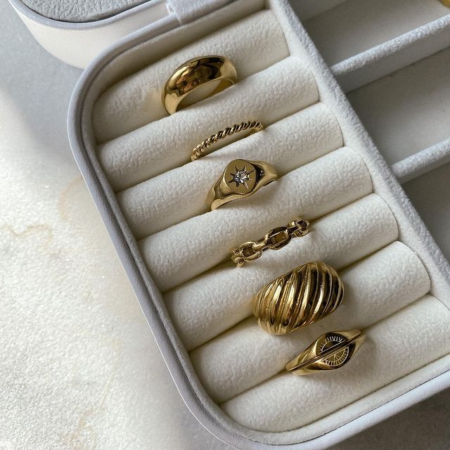 Women's Signet Rings: Gold Lookbook 2021