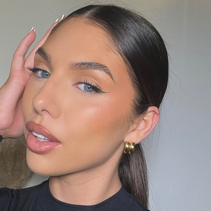 model wearing the bonnie huggie earring in gold from prya