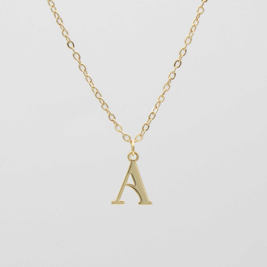 Beautiful 18k gold plated initial necklace featuring a classic chain with the letter "A". Personalise your look effortlessly.