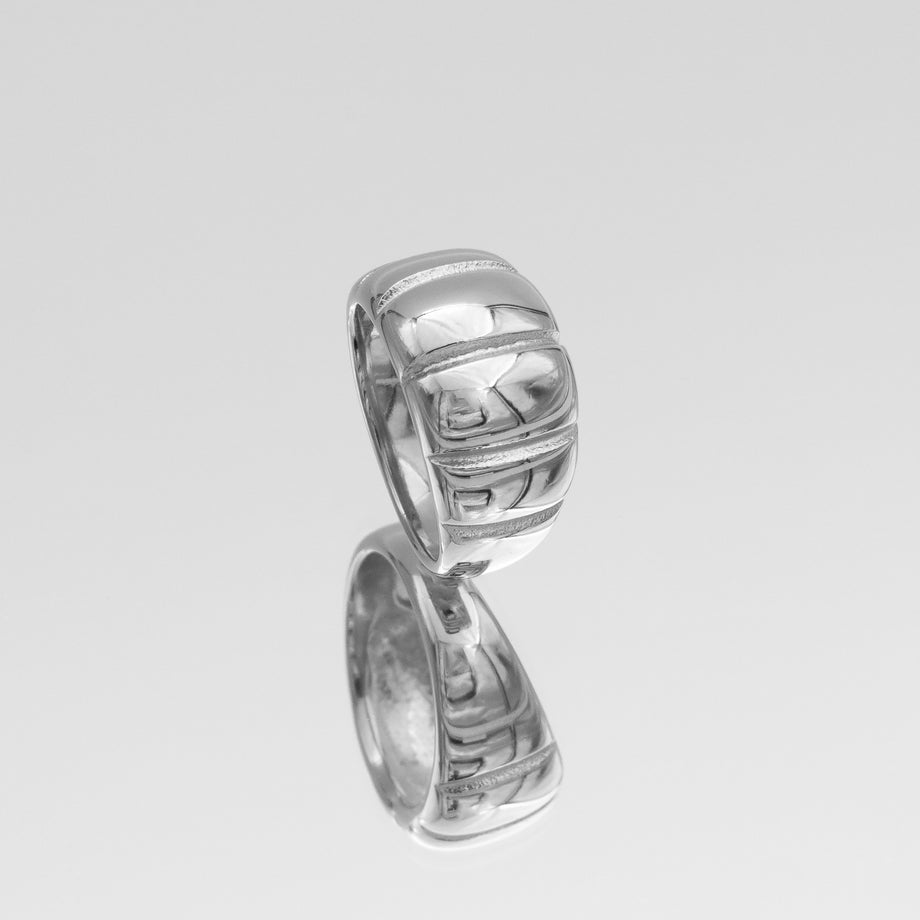 Alessia Chunky Ribbed Ring, engraved ribbed band crafted in silver plated stainless steel from prya