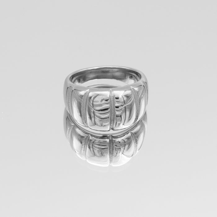 Alessia Chunky Ribbed Ring, engraved ribbed band crafted in silver plated stainless steel from prya