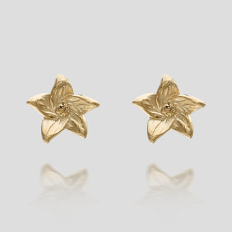 Camilla Flower Earrings feature a stunning design inspired by beautiful lilies, crafted in 18k gold plated stainless steel