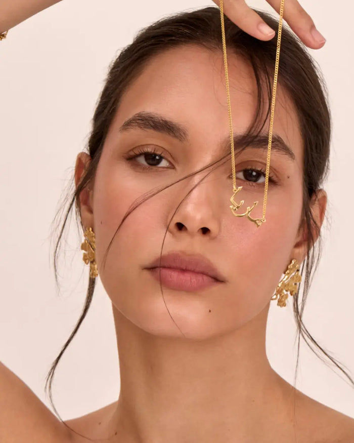 model wearing arabic name necklace in 18k gold plating from prya