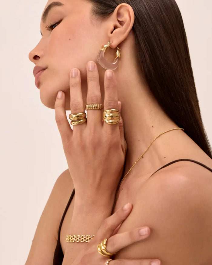 model wearing 18k gold plating rings from prya