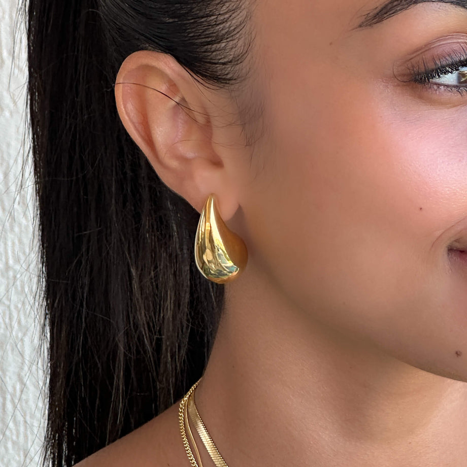 model of wearing ella drop earrings 18k gold plated from prya