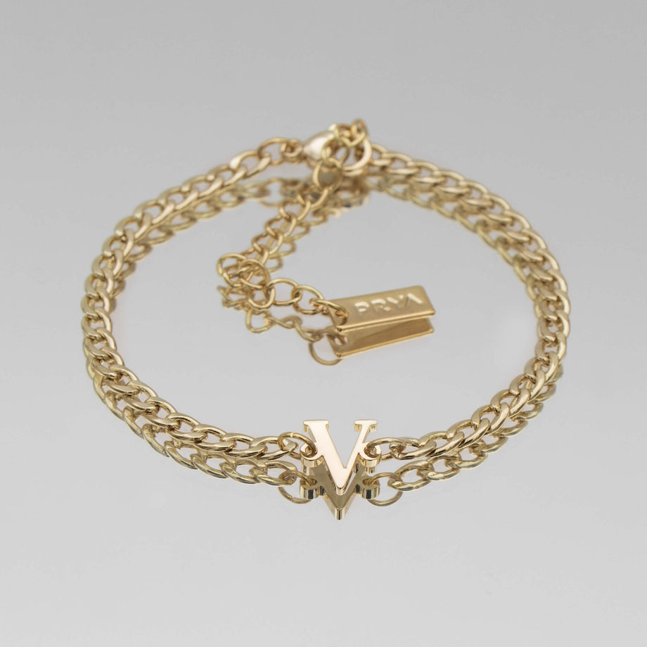 Dubai initial bracelet with cuban chain in 18k gold plating from prya