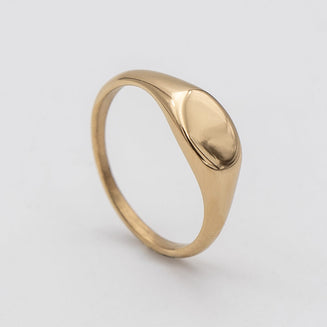 Kiara Ring iconic Gold plated Signet ring with an oval shape from Prya