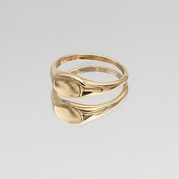 Kiara Ring iconic Gold plated Signet ring with an oval shape from Prya