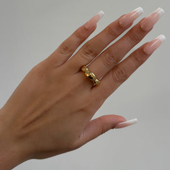  model wearing Lia Bubble Band Ring, crescent-shaped bubble design crafted in 18k gold plated stainless steel from prya 