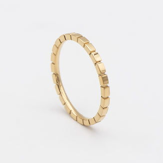 delicate 18k gold plated ring with a string of square-shaped gold elements from prya