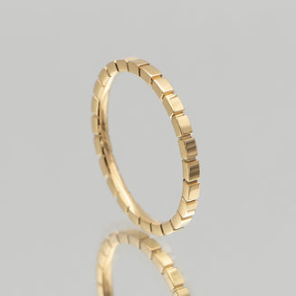 delicate 18k gold plated ring with a string of square-shaped gold elements from prya