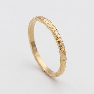 Luiza Ring Gold plated band with a unique sea urchin texture from Prya