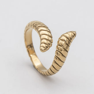 Close up of Meera Serpentine Gold plated ring with an elegant snake design with intricate grooves made by Prya