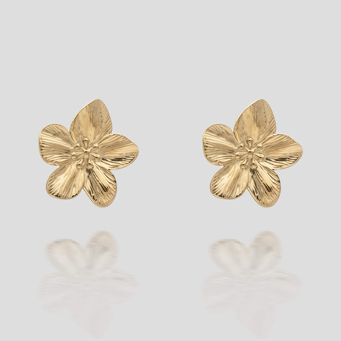 The Naya 18k Gold plated Earrings feature a stunning design inspired by the delicate hibiscus flower from prya