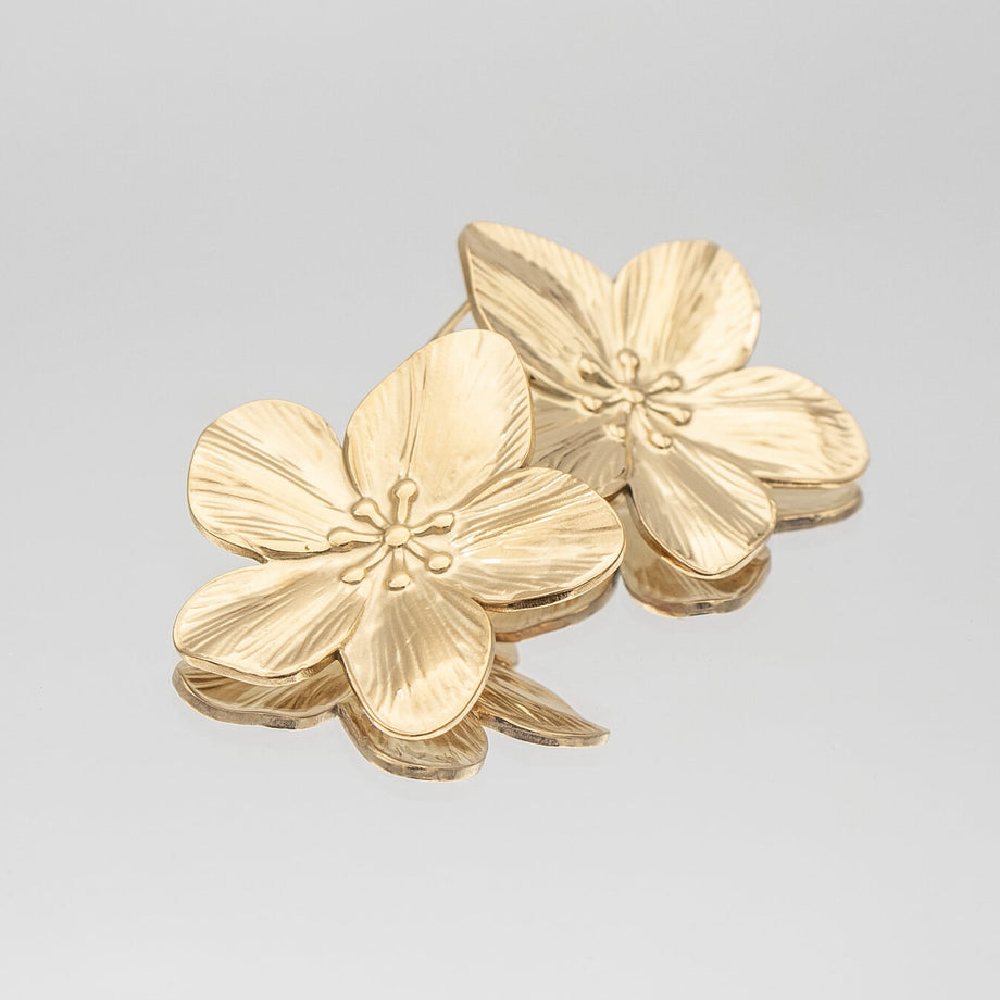 The Naya 18k Gold plated Earrings feature a stunning design inspired by the delicate hibiscus flower from prya