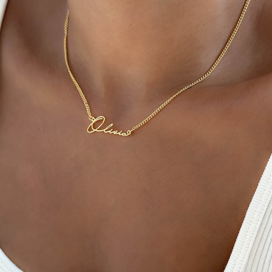 Model wearing Personalised signature name necklace in 18K gold classic link chain made by PRYA UK 