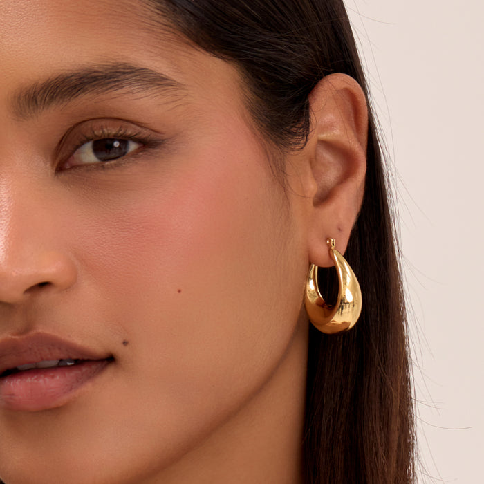 model wearing alyssa chunky gold hoop earrings from prya