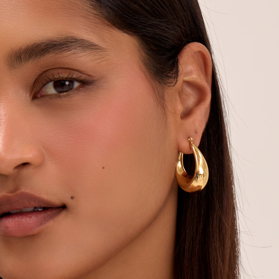 model wearing alyssa chunky gold hoop earrings from prya