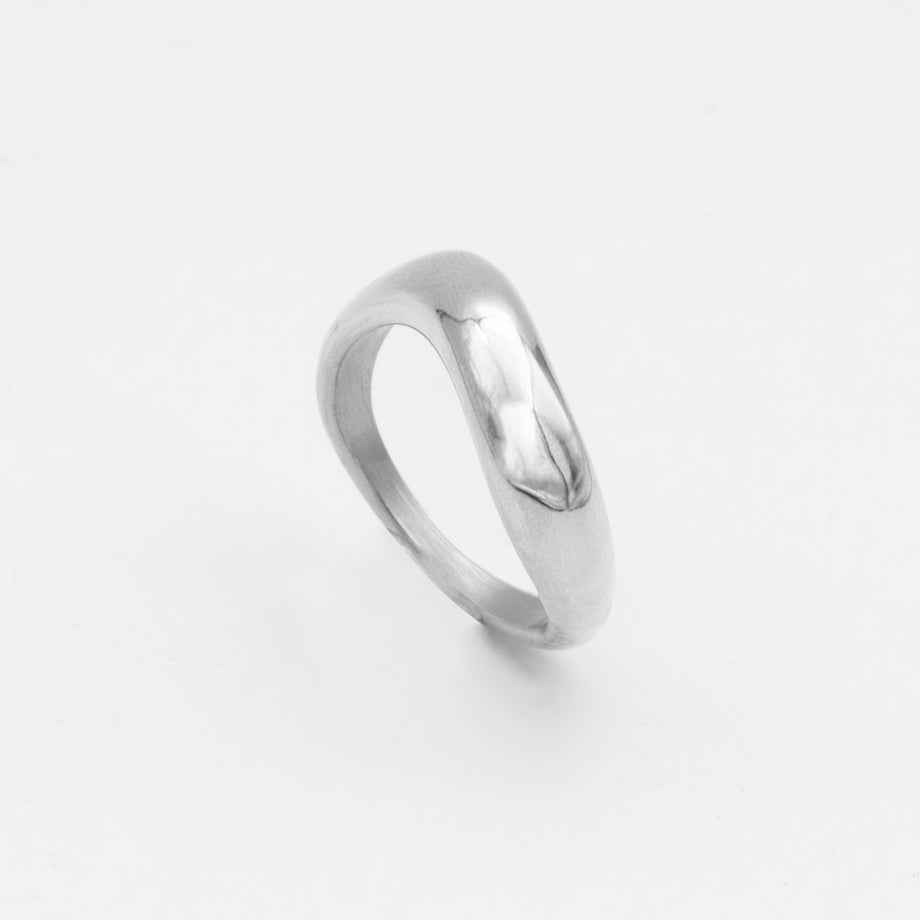 Solene Slim Wave Ring
