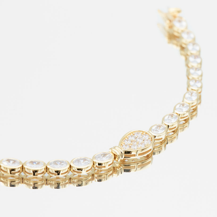Bold, luxury padel bracelet in 18k gold vermeil. Oval stones and pavé padel racket charm.