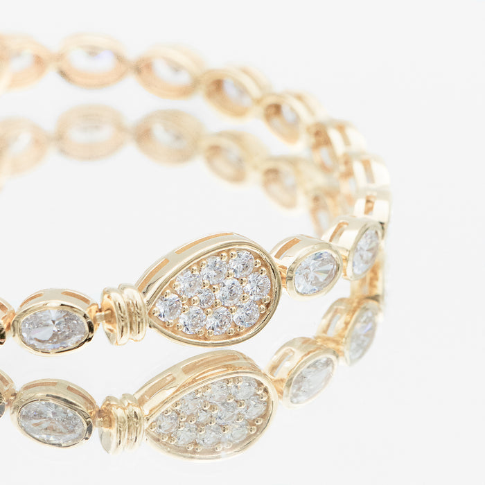 Bold, luxury padel bracelet in 18k gold vermeil. Oval stones and pavé padel racket charm.