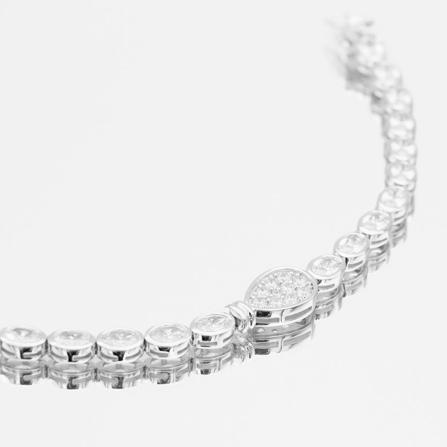 Bold, luxury padel bracelet in 925 sterling silver. Oval stones and pavé padel racket charm.