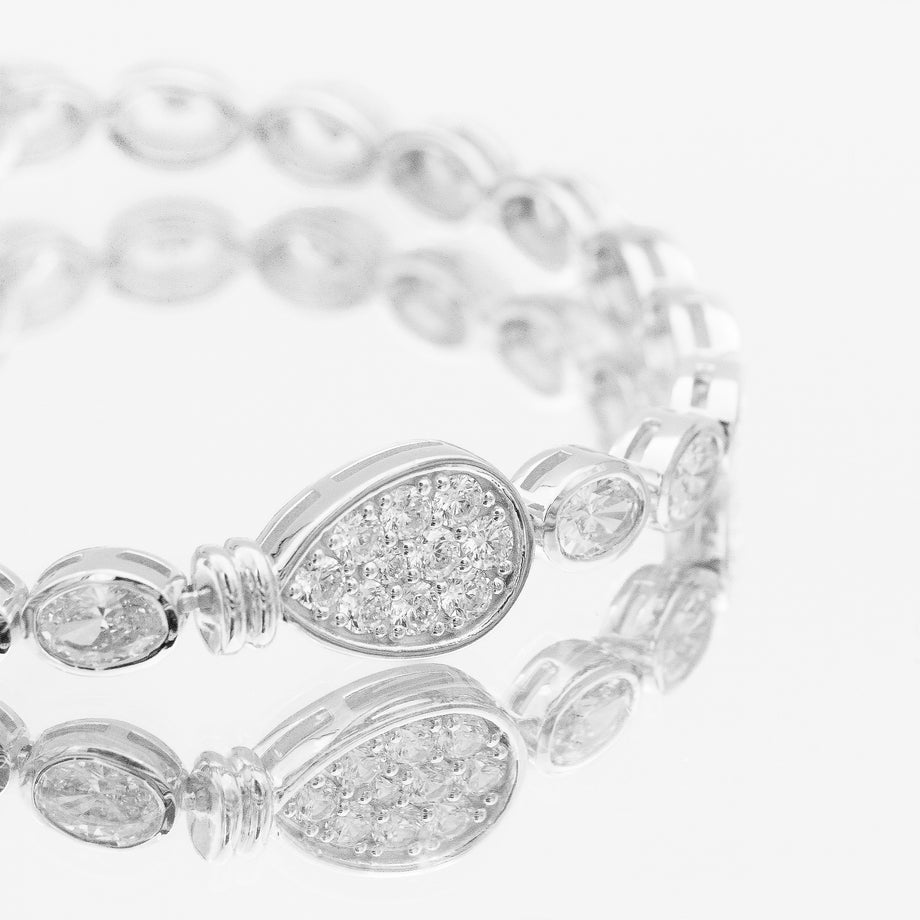 Bold, luxury padel bracelet in 925 sterling silver. Oval stones and pavé padel racket charm.