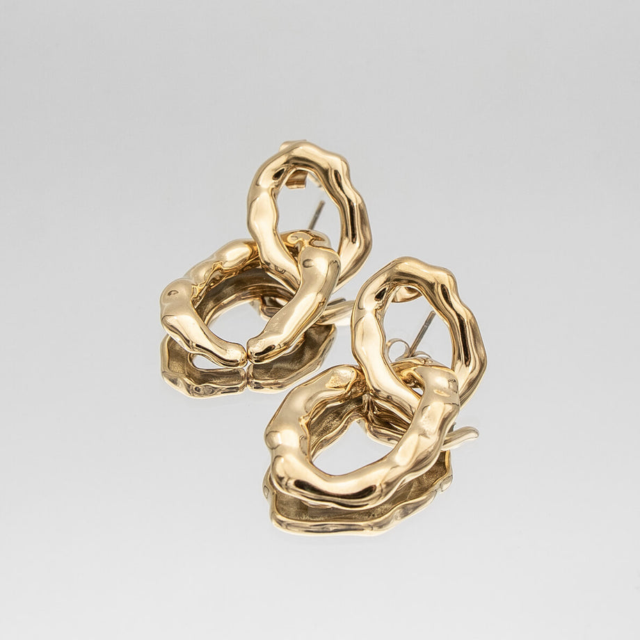 Ria Drop Earrings feature a stunning double-link design, expertly crafted in 18k gold-plated stainless steel from prya