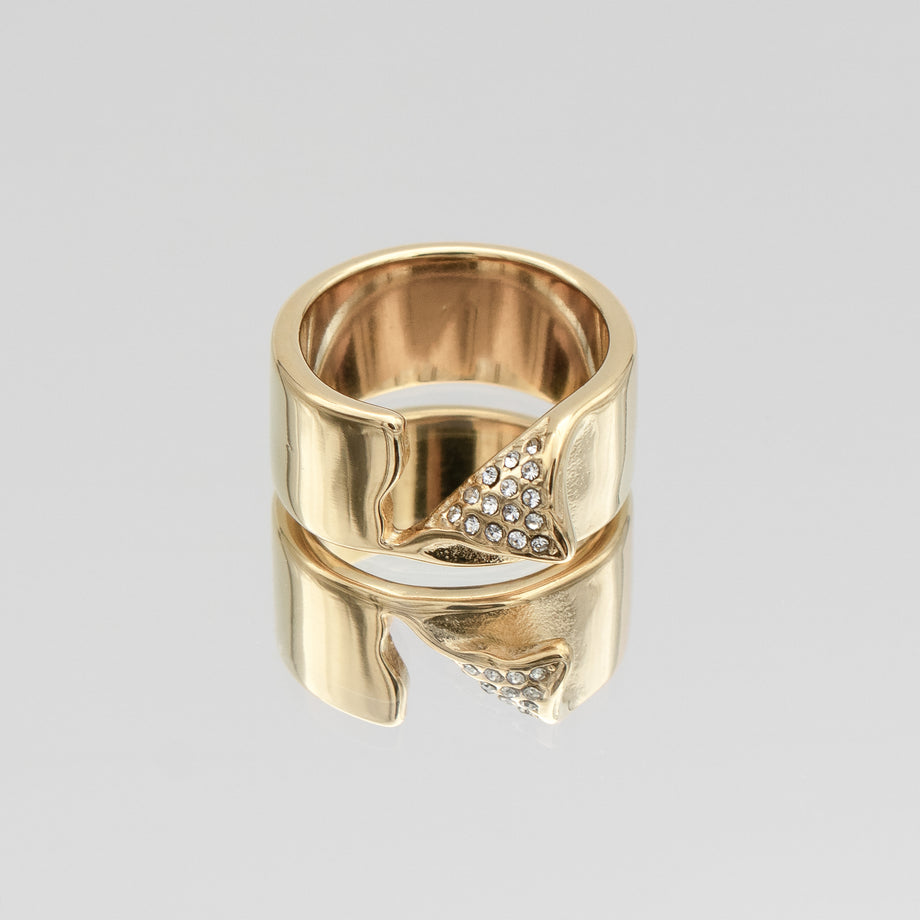 Zuri Cut-Out asymmetrical Band Ring, enhanced with shimmering CZ, crafted from 18k gold plated stainless steel from prya