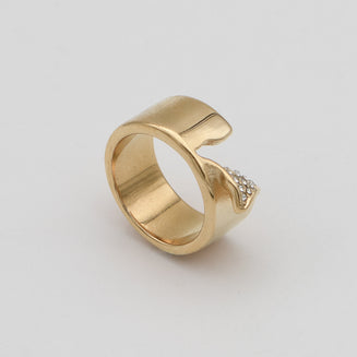 Zuri Cut-Out asymmetrical Band Ring, enhanced with shimmering CZ, crafted from 18k gold plated stainless steel from prya