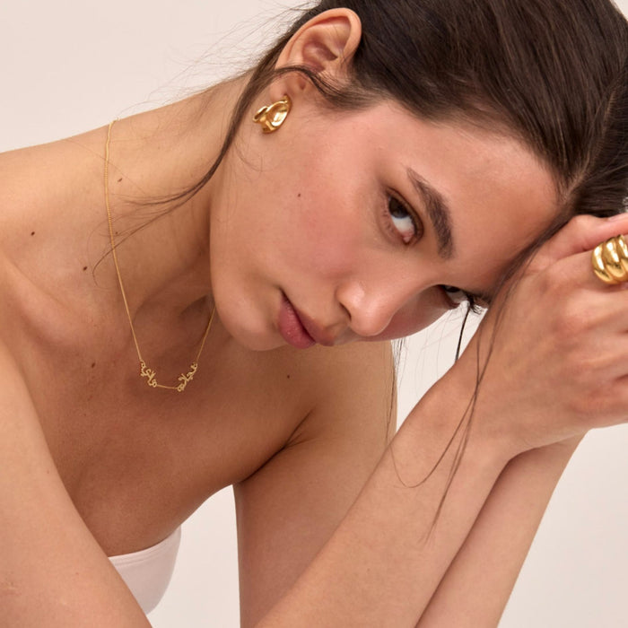 model wearing personalised arabic multiple name necklace in gold from prya