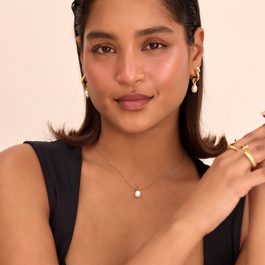 model wearing pearl drop necklace in gold from prya