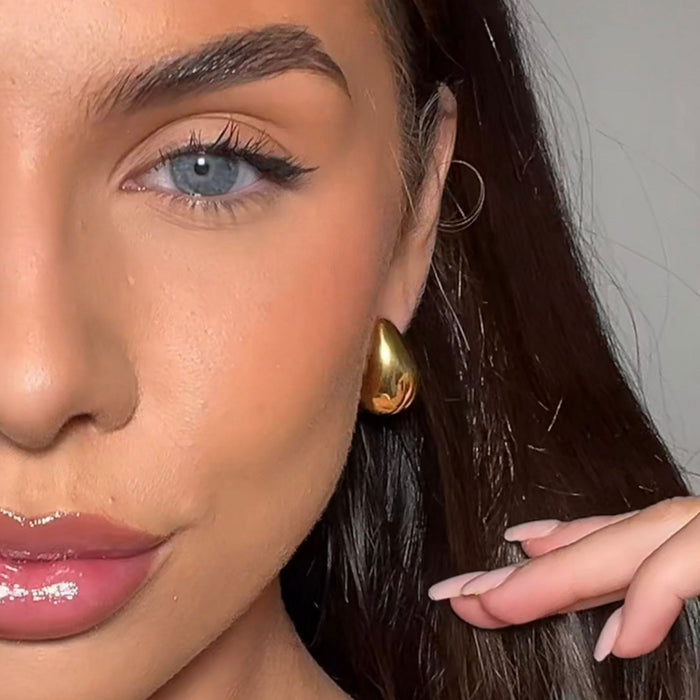 model wearing ella drop gold drop earrings from prya
