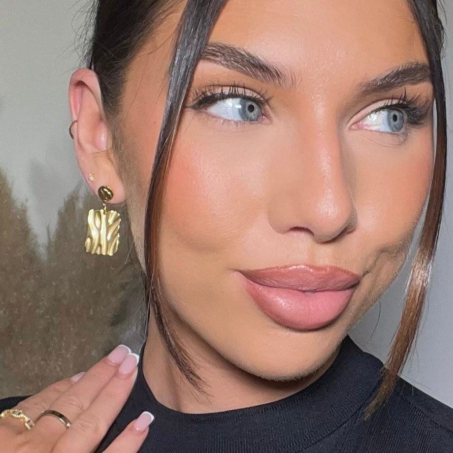 model wearing gianna textured gold drop earrings from prya