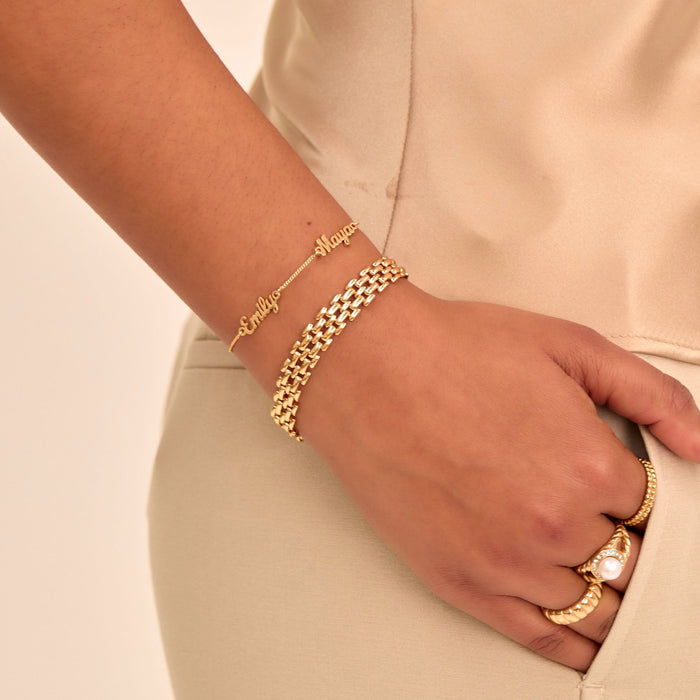  model wearing the miami double name bracelet in gold from prya