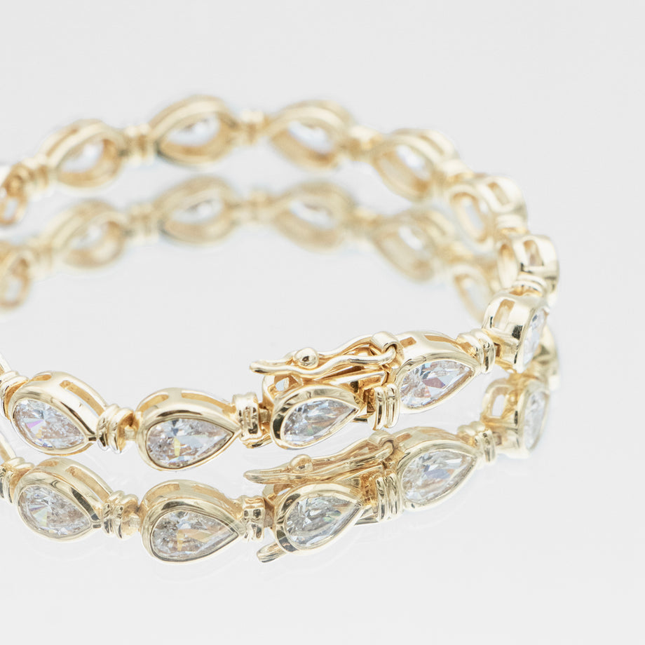 padel bracelet in 18k gold vermeil with Oval stones and pavé padel racket charm.