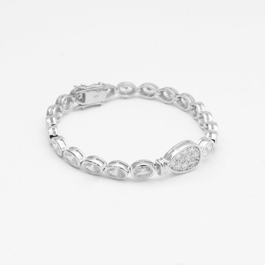 Bold, luxury padel bracelet in 925 sterling silver. Oval stones and pavé padel racket charm.
