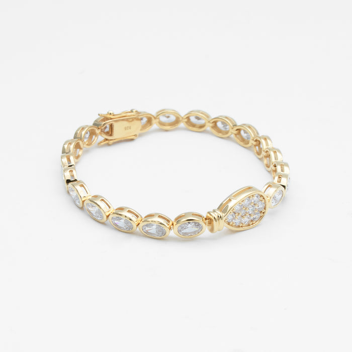 Bold, luxury padel bracelet in 18k gold vermeil. Oval stones and pavé padel racket charm.