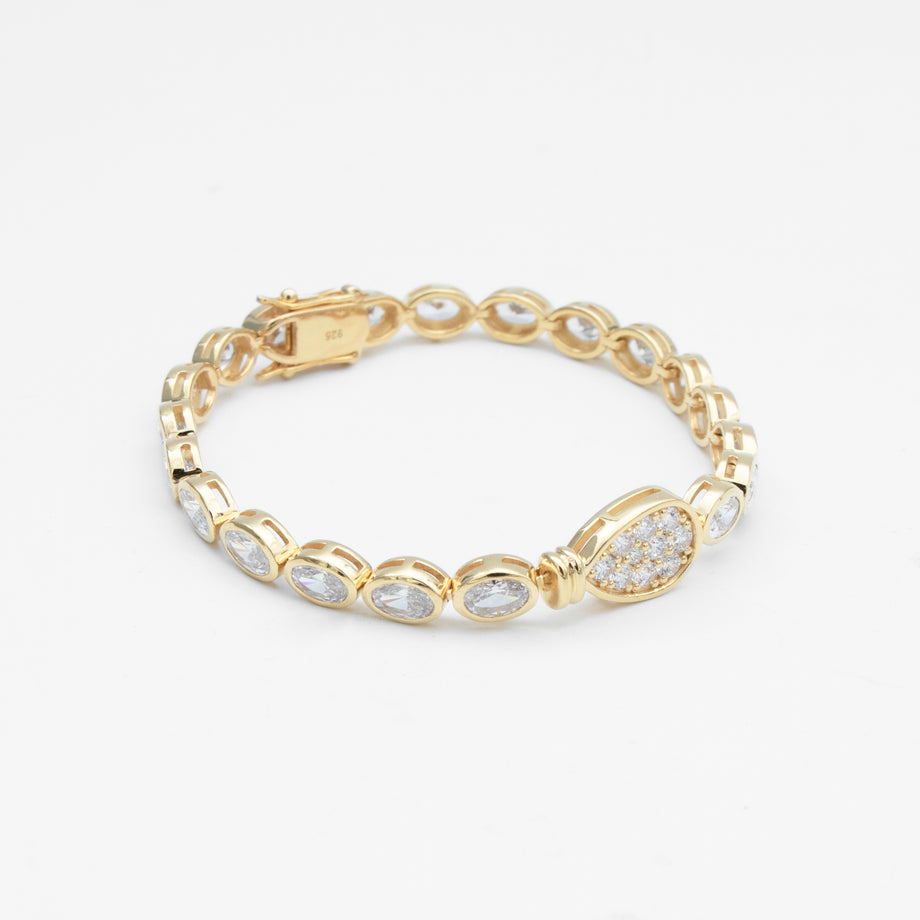 Bold, luxury padel bracelet in 18k gold vermeil. Oval stones and pavé padel racket charm.