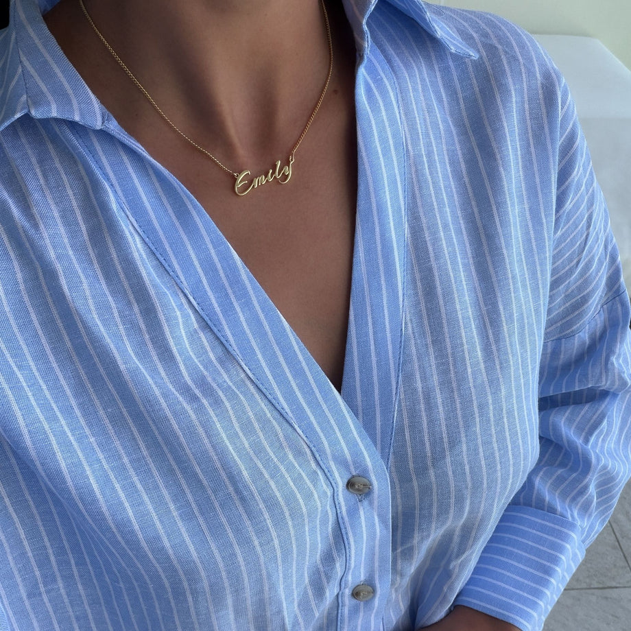 model wearing vienna personalised name necklace in 18k gold plated stainless steel from prya